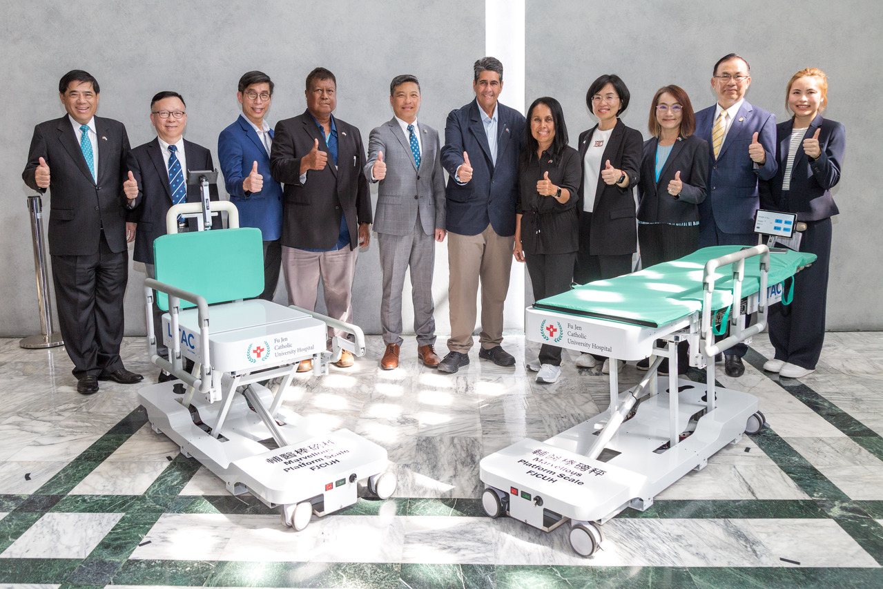 【經濟日報】鉝太精密公司與輔大醫院合作開發輔醫棒磅秤 由輔仁大學致贈帛琉